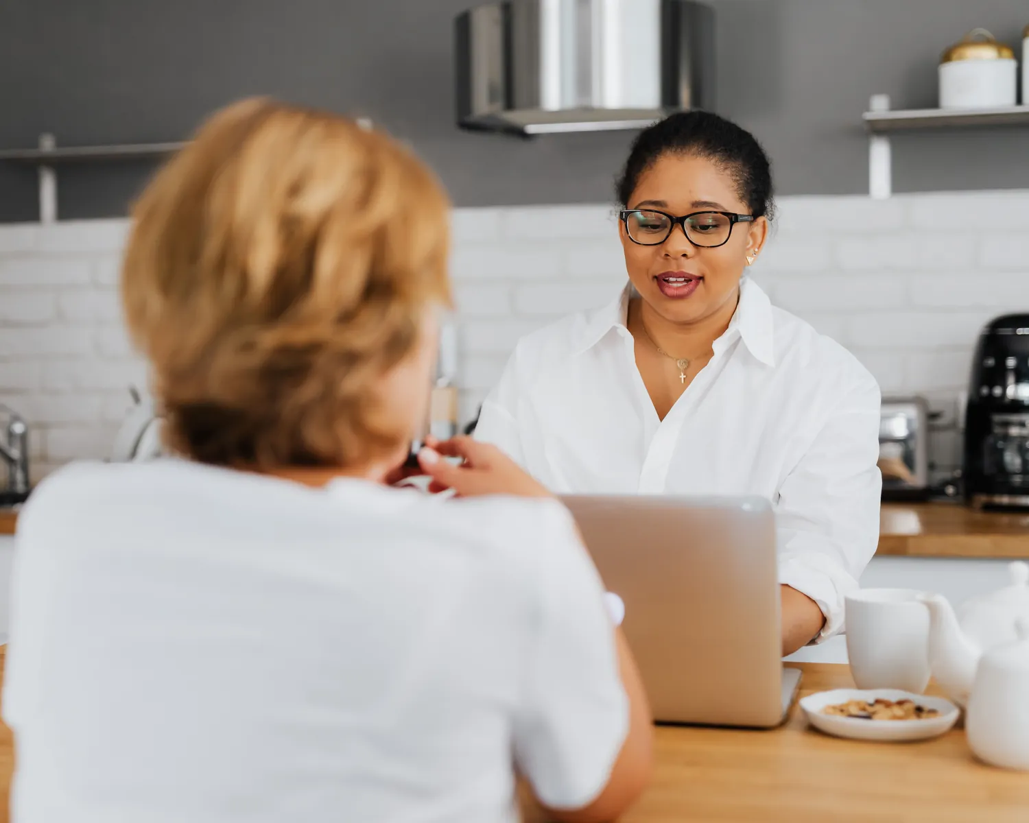 A social worker helps a family caregiver at home.
